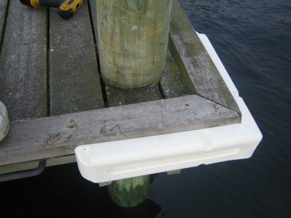 Mini multi dock fender in een hoek