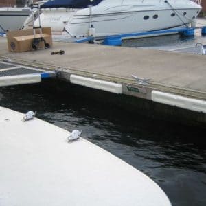 Mini multi dock fender op de steiger